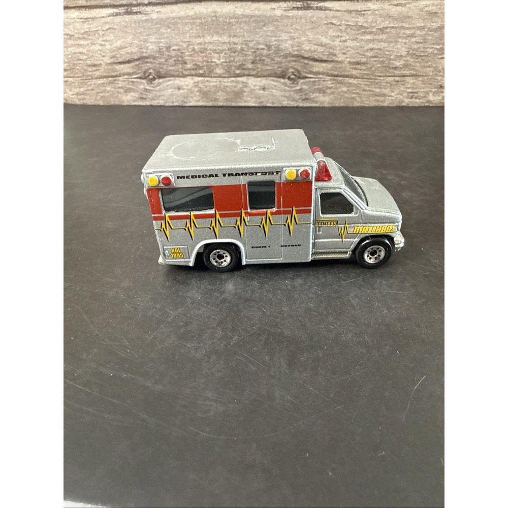 Matchbox 1996 Medical Transport Ambulance 1:80 EMT Silver